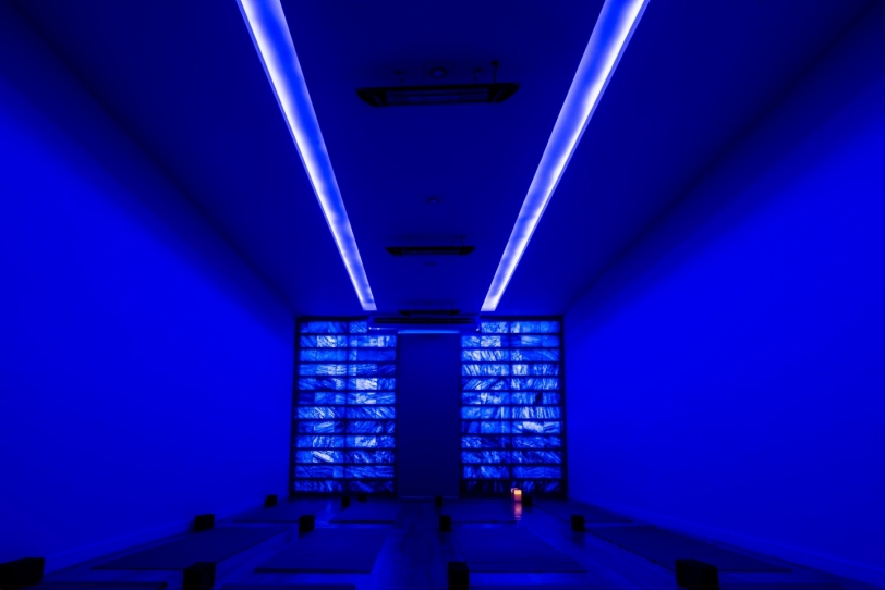 Hot Yoga da Performa tem parede de sal do himalaya